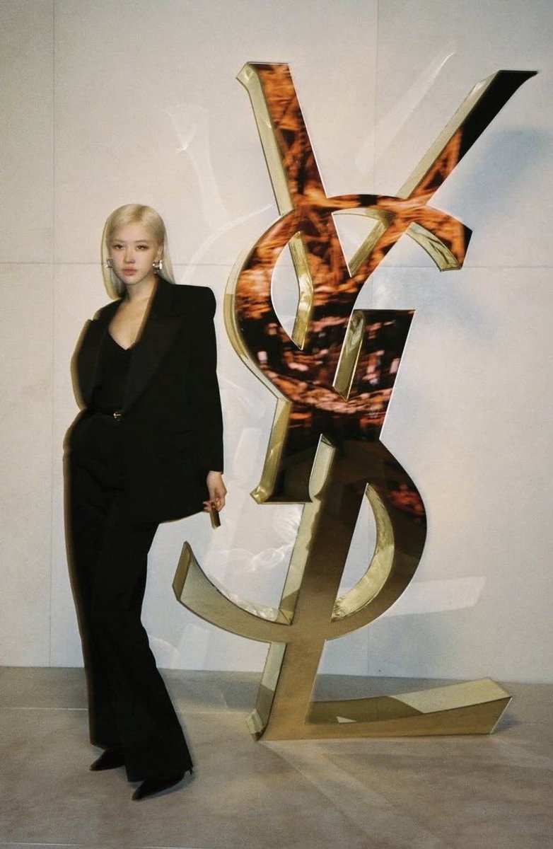 roseannebrasil's tweet photo. ROSÉ PARA SAINT LAURENT 
#ParisFashionWeek #PFW
#ROSÉ #YSL #SaintLaurent https://t.co/lpRAdWDJnP