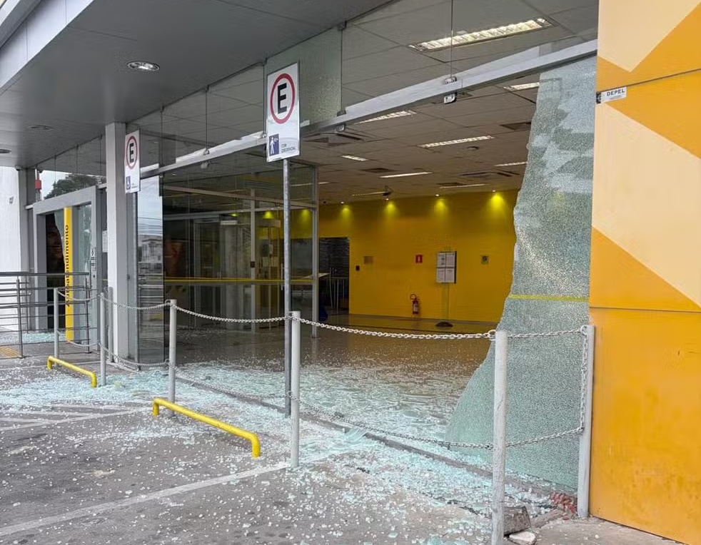 BlogdoZeCarlos's tweet photo. BANDIDOS QUEBRAM PORTAS DE VIDRO DA AGÊNCIA DO BANCO DO BRASIL EM PETROLINA, PE
Unidade fica na Avenida da Integração. Vidros da entrada estavam danificados na manhã desta terça-feira.
https://t.co/1AOlQlI8tO https://t.co/WHebXSVCDM