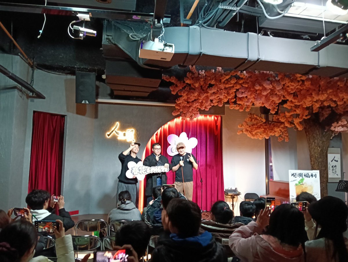 TennieAlsmc's tweet photo. En el show de stand-up, alguien gritó "La nevera se me rompió!" y yo me reí más fuerte que el payaso del escenario —hoy las anécdotas de la vida real son más graciosas que cualquier guión. https://t.co/XRlRj0Yzrv