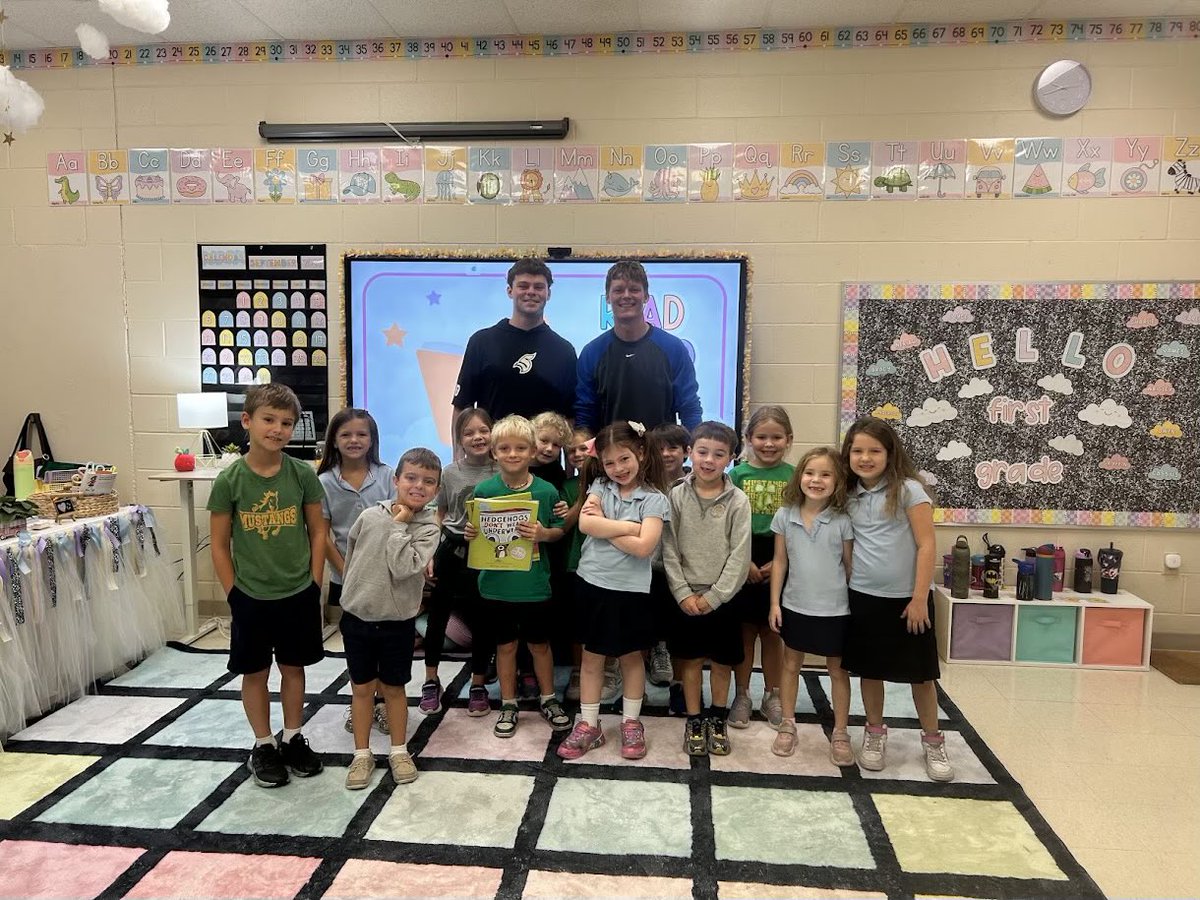 TMU_Football's tweet photo. SAINTS IN THE COMMUNITY‼️

Spending Time With The Students Of St. Therese And Teaching Them About The Hard Work It Takes To Be Successful On And Off The Field!!

⬛️🔷▫️🔷⬛️ https://t.co/AzGYEURmBS