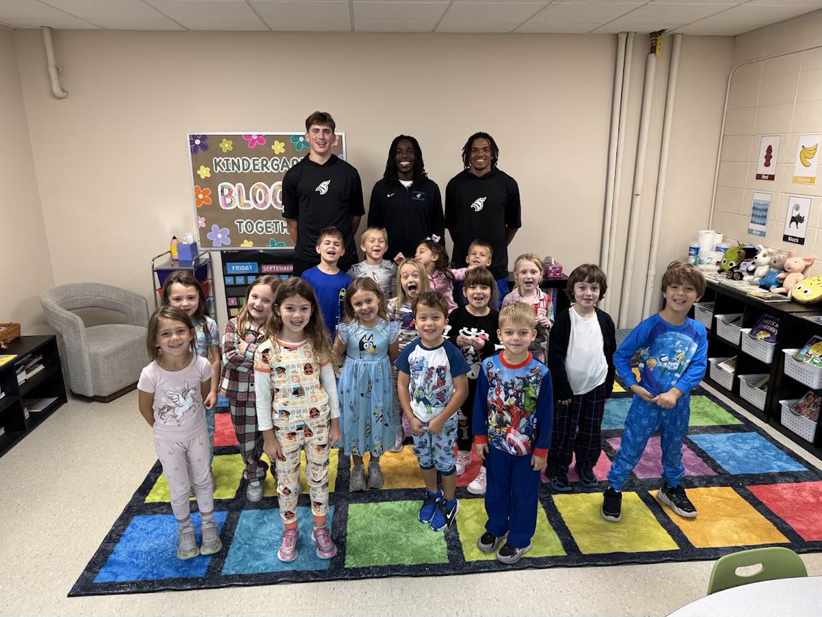TMU_Football's tweet photo. SAINTS IN THE COMMUNITY‼️

Spending Time With The Students Of St. Therese And Teaching Them About The Hard Work It Takes To Be Successful On And Off The Field!!

⬛️🔷▫️🔷⬛️ https://t.co/AzGYEURmBS
