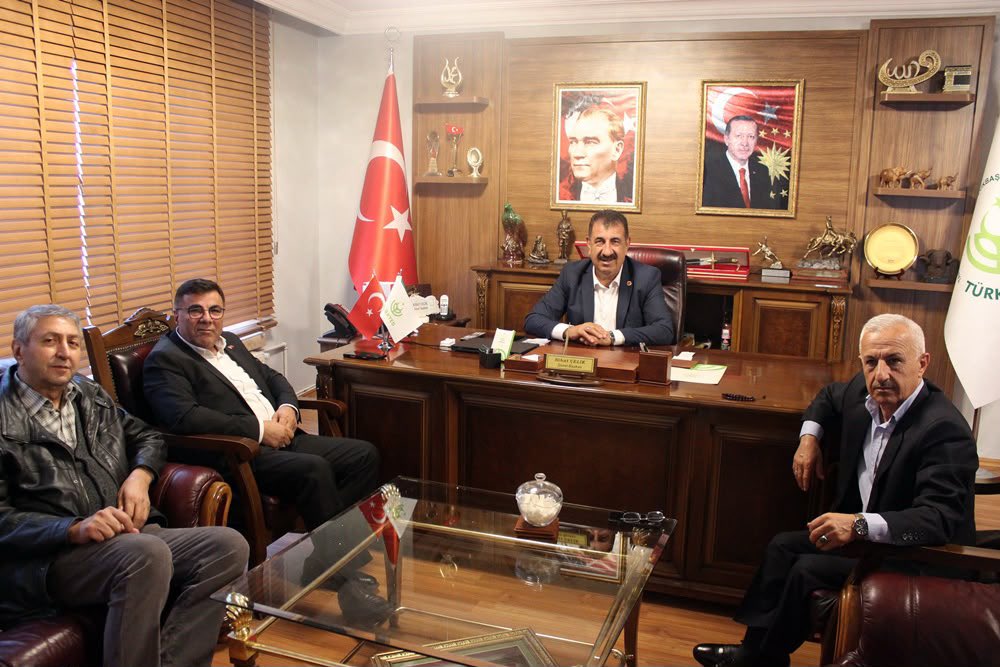 nihatceliktr's tweet photo. TÜRKYED GENEL MERKEZİ’NE SÜRPRİZ ZİYARET
Bugün TÜRKYED Tarımsal Üretim ve Küçükbaş Yetiştiricileri Genel Merkezimize sürpriz bir ziyarette bulunan, önceki dönem Türkiye Damızlık Sığır Yetiştiricileri Merkez Birliği Genel Başkanı ve halen Burdur İli Damızlık Sığır Yetiştiricileri Birliği Başkanı Sayın Kamil Özcan’ı ağırlamaktan büyük memnuniyet duyduk.
Sayın Kamil Özcan, hem şahsi olarak hem de Burdur İli Damızlık Sığır Yetiştiricileri Birliği tüzel kişiliği adına TÜRKYED Genel Merkezimize resmi üyelik işlemlerini tamamladı.
Kendisiyle aynı çatı altında, tarımsal üreticimizin ve yetiştiricilerimizin ortak meseleleri için birlikte yol yürümekten büyük memnuniyet duyuyorum.
Tecrübesi, birikimi ve üretici camiasındaki değerli hizmetleriyle Sayın Kamil Özcan’ın TÜRKYED ailesine katılması bizler için ayrıca anlamlıdır.
Ziyaretimiz sırasında Genel Merkezimizde bulunan Şırnak Damızlık Sığır Yetiştiricileri Birliği Başkanı Sayın Abdülmecit Nass da bu anlamlı buluşmaya eşlik etti.
Sayın Kamil Özcan’a ve Burdur İli Damızlık Sığır Yetiştiricileri Birliğimize TÜRKYED ailemize hoş geldiniz diyor, birlikteliğimizin tarım ve yetiştiricilerimiz adına hayırlı olmasını diliyorum.