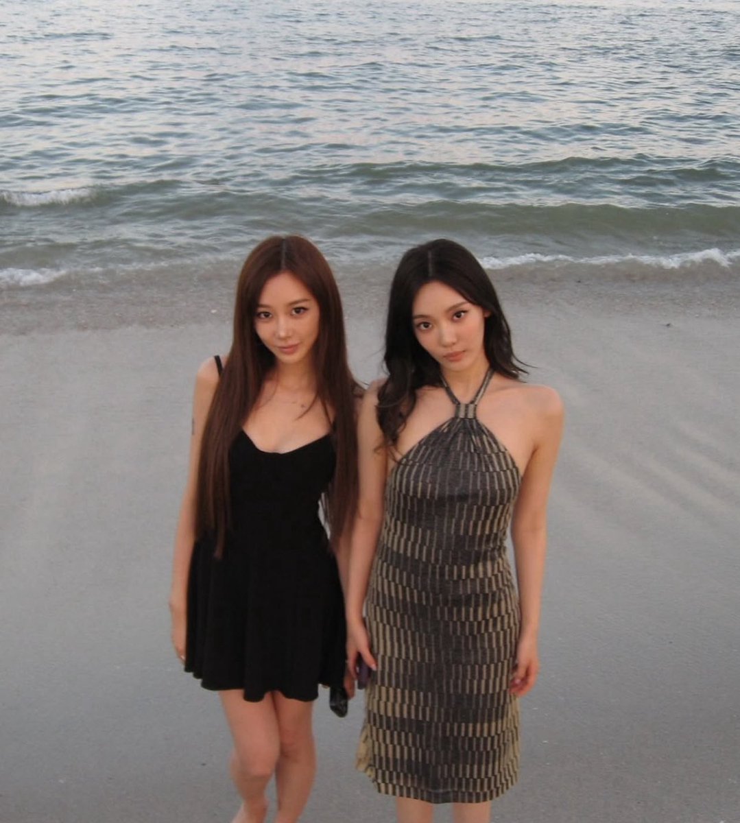 icurina's tweet photo. NINGSELLE BEACH DATE https://t.co/cZllLpThAM