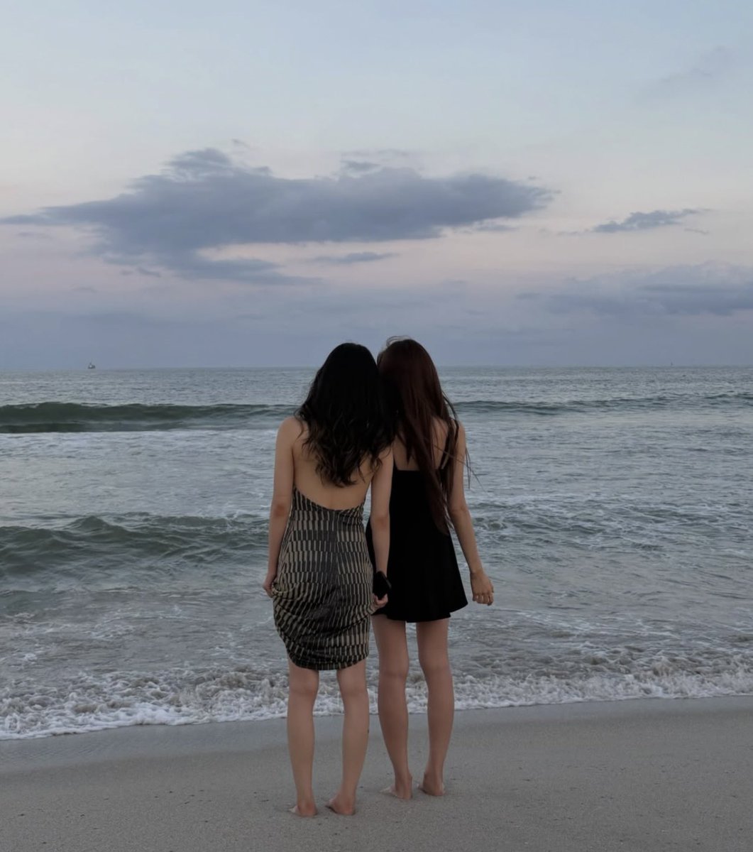 icurina's tweet photo. NINGSELLE BEACH DATE https://t.co/cZllLpThAM