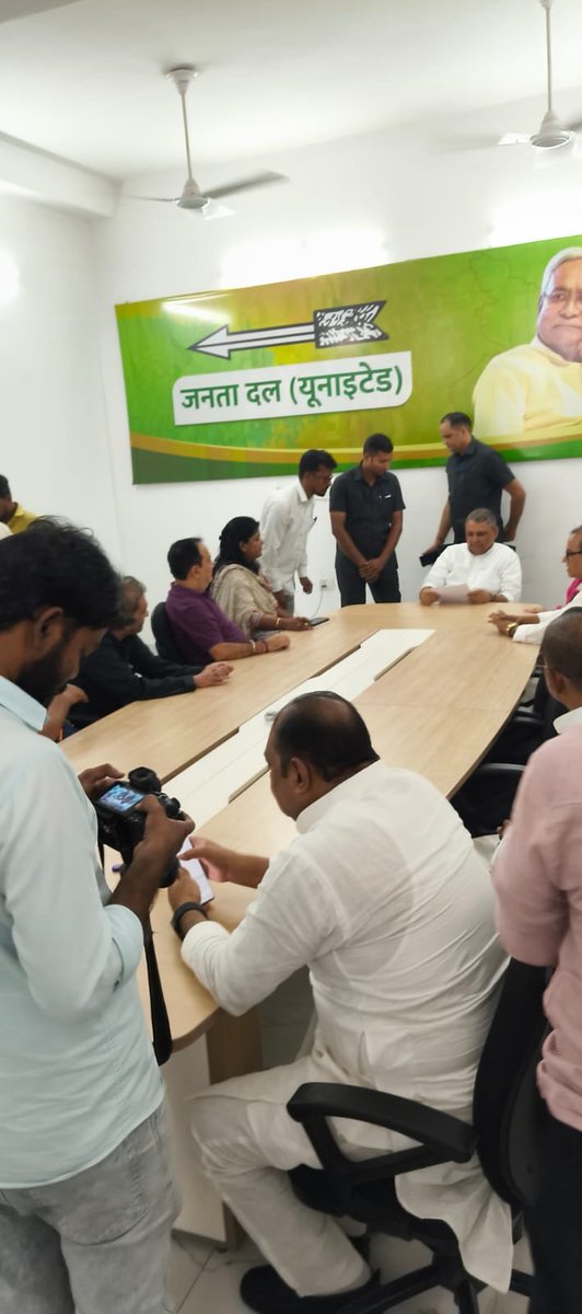 AipmmBihar's tweet photo. 📍 पटना में पसमांदा समाज की समस्याओं को लेकर उपमुख्यमंत्री से मुलाकात!

ऑल इंडिया पसमांदा मुस्लिम महाज़ के बांका जिला अध्यक्ष फियाजुद्दीन अंसारी ने आज पटना में बिहार के माननीय उपमुख्यमंत्री विजय कुमार चौधरी से मुलाकात की।  
#AllIndiaPasmandaMuslimMahaz #PasmandaSamaj #Banka https://t.co/4qrcZYfjrw