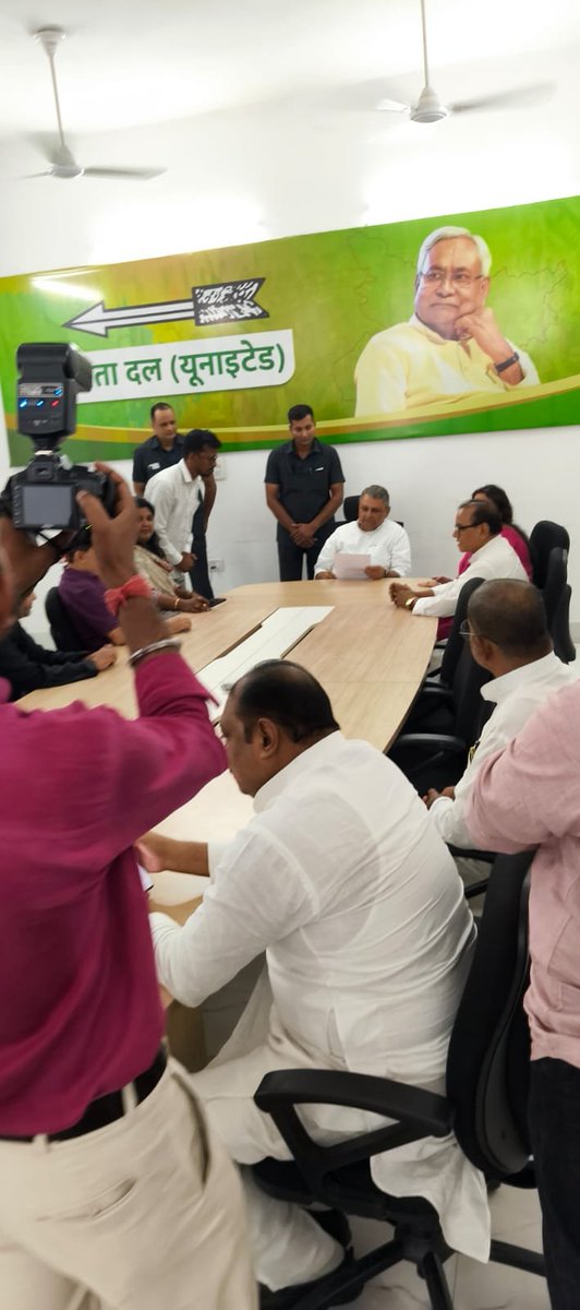 AipmmBihar's tweet photo. 📍 पटना में पसमांदा समाज की समस्याओं को लेकर उपमुख्यमंत्री से मुलाकात!

ऑल इंडिया पसमांदा मुस्लिम महाज़ के बांका जिला अध्यक्ष फियाजुद्दीन अंसारी ने आज पटना में बिहार के माननीय उपमुख्यमंत्री विजय कुमार चौधरी से मुलाकात की।  
#AllIndiaPasmandaMuslimMahaz #PasmandaSamaj #Banka https://t.co/4qrcZYfjrw