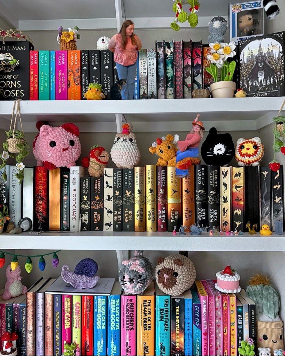 DorisDuenke's tweet photo. Shelfie Sunday hợp tác! Cùng Kaitlin, Hannah, Serena và Sierra 👯‍♀️

Lấy cảm hứng từ Hayley và Library of Webb. Lướt để xem giá sách của chúng mình! Kệ sách của Kaitlin

Luôn sẵn lòng giúp bạn bè xây dựng danh sách TBR 🤩 Trưng bày các https://t.co/Xvmx5rK4JK