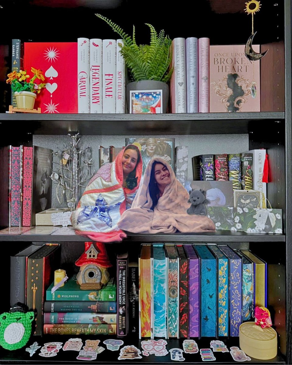 DorisDuenke's tweet photo. Shelfie Sunday hợp tác! Cùng Kaitlin, Hannah, Serena và Sierra 👯‍♀️

Lấy cảm hứng từ Hayley và Library of Webb. Lướt để xem giá sách của chúng mình! Kệ sách của Kaitlin

Luôn sẵn lòng giúp bạn bè xây dựng danh sách TBR 🤩 Trưng bày các https://t.co/Xvmx5rK4JK