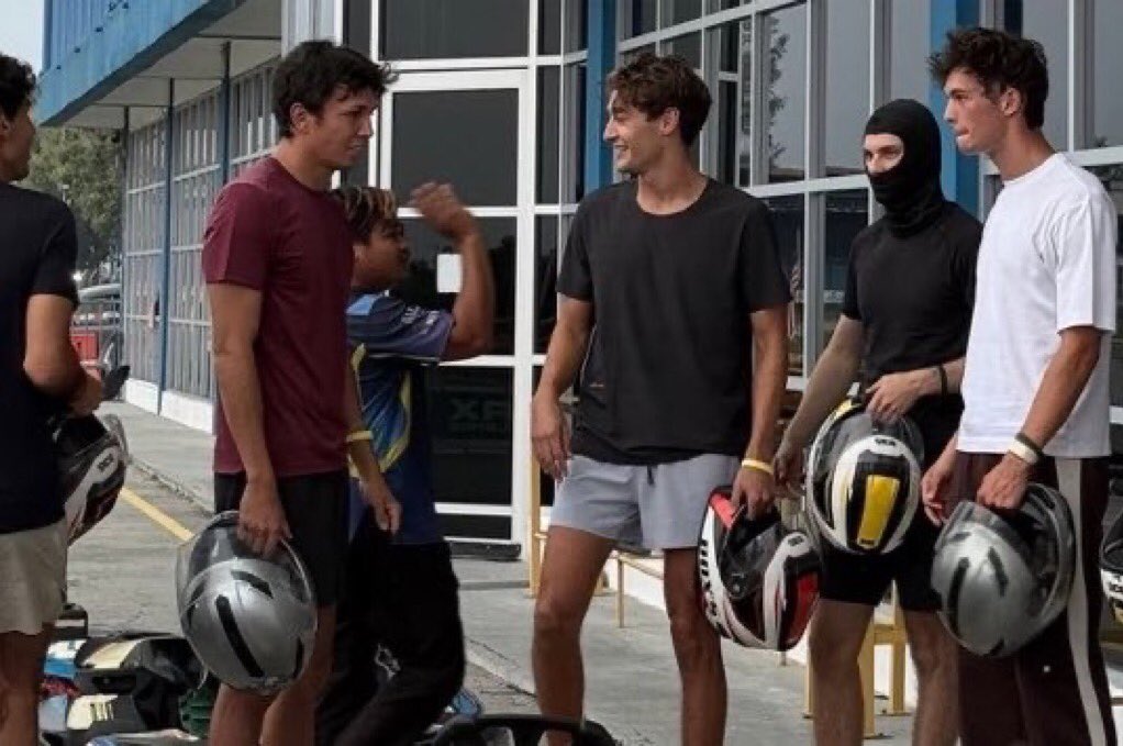 haigladys's tweet photo. lu pada miliuner kok dekil dekil bgt si https://t.co/UDU4myJE8R