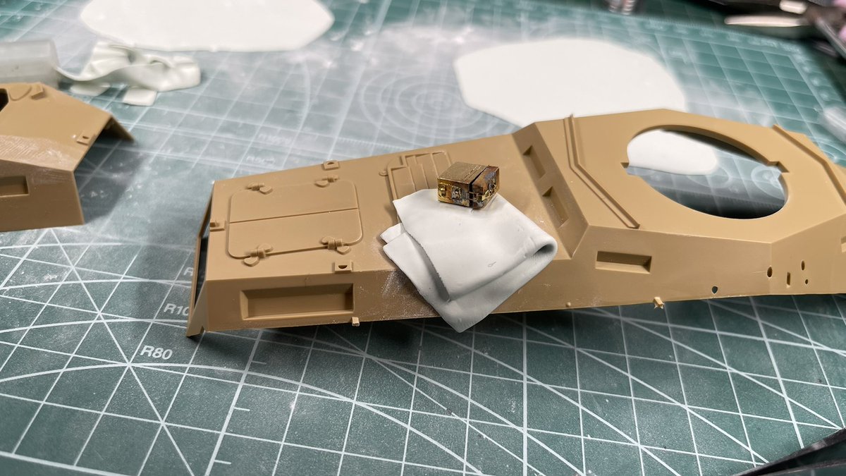 dorazonbiiii's tweet photo. 初めてエポパテ使って小物製作。これも数こなさないとちょうど良い塩梅にできなさそうだな… https://t.co/hTB2Rft7Kl