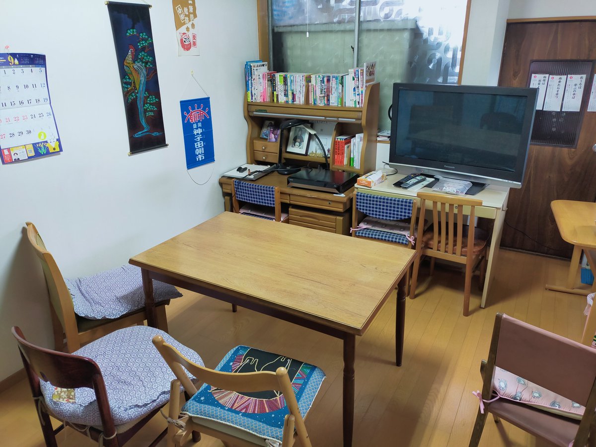 tirou_ex's tweet photo. 今日は朝から学習室で「100分de名著を見る会」を開催しました！
参加者は僕含めて4人。
記念すべき第一回目の題材は「資本論/マルクス」でした。
こうゆうのを楽しめる仲間ができて、嬉しい。4人いたのでついでに麻雀🀄️も。
次はどのタイトルにしようか。映画を見るのもいいなぁ、迷う(^_^;) https://t.co/ON0YMSGAWQ