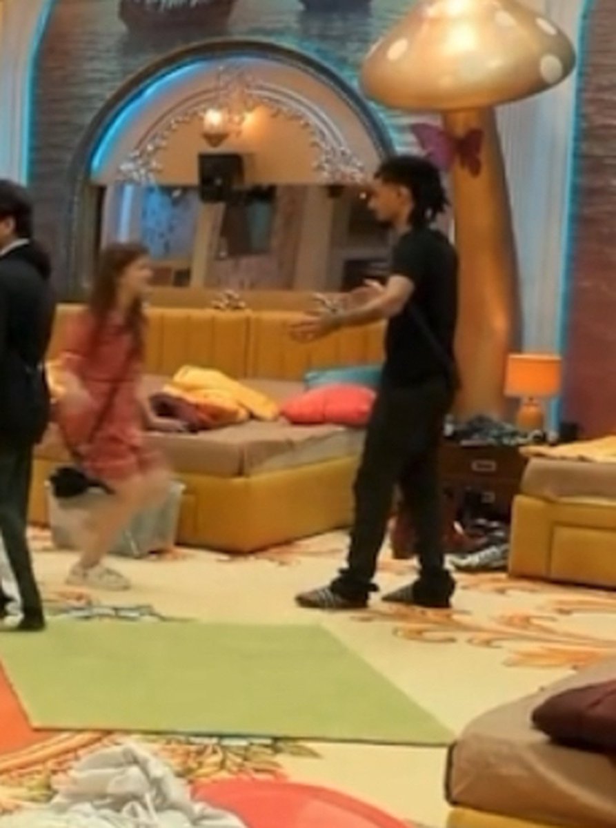 reeumors's tweet photo. "meri gf ki mummy dekhegi mein kisi aur ladki ko hug kar raha kya sochegi"...... a few moments later https://t.co/BiK6sMfifC