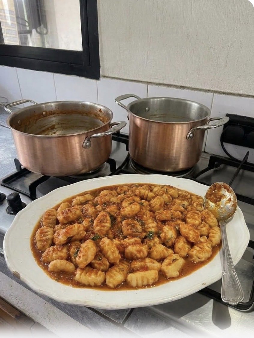 adri_silvi's tweet photo. #nuestratarde
Hola genios , desde La Plata , Rodi y todos me hacen sentir muy bien!!!!Trate cocinar , y preparar una mesa para mi pareja y odio cocinar Espero les agrade https://t.co/lIwG1QZycp