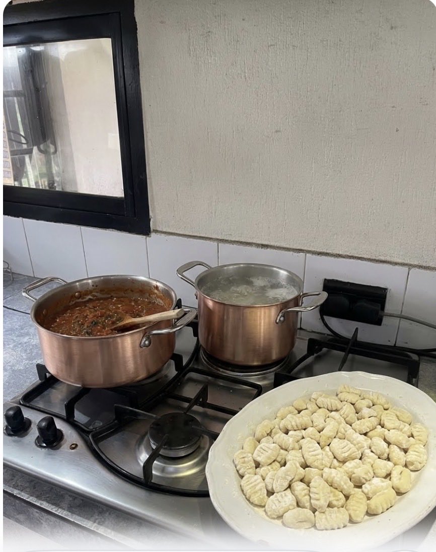 adri_silvi's tweet photo. #nuestratarde
Hola genios , desde La Plata , Rodi y todos me hacen sentir muy bien!!!!Trate cocinar , y preparar una mesa para mi pareja y odio cocinar Espero les agrade https://t.co/lIwG1QZycp