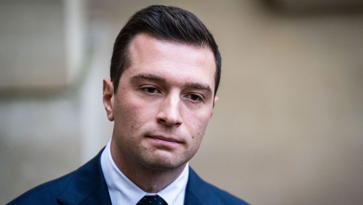 pierre_arnaud42's tweet photo. Petit résumé : 
À 18 ans, il faisait la queue pour voir Jean-Marie Le Pen
À 22 ans il fréquente Kerridwen Chatillon fille d’un adorateur des nazis, il dîne avec des membres du GUD, dans la foulée il rencontre @MLP_officiel avec qui ça match immédiatement. 
Faites votre avis. https://t.co/LuFgUDCbcZ