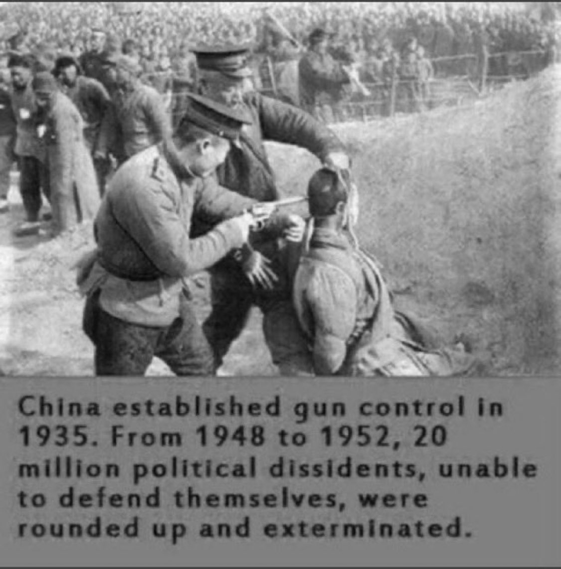 Zealots2022's tweet photo. 极权主义中央计划体制最可怕之处，不仅仅在于经济上的贫困……更在于它彻底抹杀了人的个体价值。

当国家宣称拥有所有财产、土地、媒体及生产资料时，它也就必然宣称拥有了你的生命、思想与良知。

历史表明，每当人的尊严屈从于政治集体，大规模的悲剧便成为不可避免的结局。 https://t.co/EiVgga7Qp9