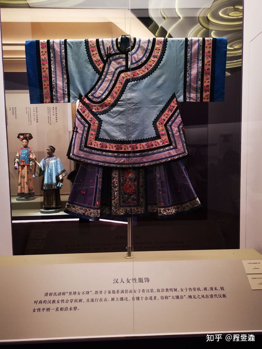nj30t_2's tweet photo. 中国古代服饰展，明制汉服；这些丑陋至极地玩意才是你真正地明制汉服；右侧是明代南方女性“汉族发式”；而今天被你皇汉追捧地所谓汉服，不过是隋唐鲜卑服饰；鲜卑老家在东北黑龙江；说白了，你百越对自己地文化自惭形秽，便硬拿别人地文化来代表自己；就像东北医生李文亮被你南方媒体写作武汉医生李文亮 https://t.co/p5MM26Nw4V