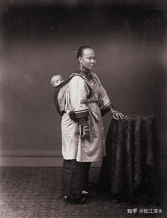 nj30t_2's tweet photo. 中国古代服饰展，明制汉服；这些丑陋至极地玩意才是你真正地明制汉服；右侧是明代南方女性“汉族发式”；而今天被你皇汉追捧地所谓汉服，不过是隋唐鲜卑服饰；鲜卑老家在东北黑龙江；说白了，你百越对自己地文化自惭形秽，便硬拿别人地文化来代表自己；就像东北医生李文亮被你南方媒体写作武汉医生李文亮 https://t.co/p5MM26Nw4V