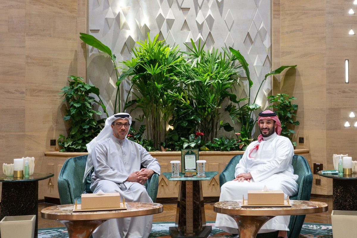 AMB_Alhamed's tweet photo. العلاقات الإماراتية السعودية صرح متين يستمد عمقه من وحدة التاريخ والمصير، وتنبض روحه بإخوة تتجاوز حدود الجغرافيا لتسكن القلوب؛ فبين البلدين تاريخ مشترك يضيء الحاضر، وجوار راسخ يمهد للمستقبل، ومصير واحد تتآلف حوله القلوب قبل أن تجمعها الخرائط.. ويأتي لقاء سمو الشيخ منصور بن زايد، بصاحب السمو الملكي الأمير محمد بن سلمان أثناء زيارة سموه إلى المملكة العربية السعودية الشقيقة بدعوة من صاحب السمو الملكي الأمير خالد بن سلمان، ليجسد قيمة الزيارات الأخوية بوصفها جسراً راسخاً للتعاون، ورافداً للخير، ومساحة رحبة تجمع الشعبين على ما يعزز مصالح البلدين، ويدعم أمن المنطقة واستقرارها.