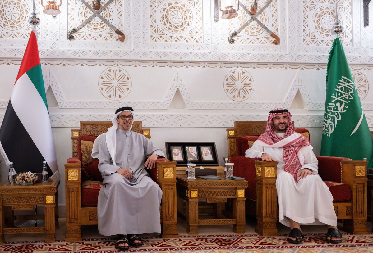 AMB_Alhamed's tweet photo. العلاقات الإماراتية السعودية صرح متين يستمد عمقه من وحدة التاريخ والمصير، وتنبض روحه بإخوة تتجاوز حدود الجغرافيا لتسكن القلوب؛ فبين البلدين تاريخ مشترك يضيء الحاضر، وجوار راسخ يمهد للمستقبل، ومصير واحد تتآلف حوله القلوب قبل أن تجمعها الخرائط.. ويأتي لقاء سمو الشيخ منصور بن زايد، بصاحب السمو الملكي الأمير محمد بن سلمان أثناء زيارة سموه إلى المملكة العربية السعودية الشقيقة بدعوة من صاحب السمو الملكي الأمير خالد بن سلمان، ليجسد قيمة الزيارات الأخوية بوصفها جسراً راسخاً للتعاون، ورافداً للخير، ومساحة رحبة تجمع الشعبين على ما يعزز مصالح البلدين، ويدعم أمن المنطقة واستقرارها.