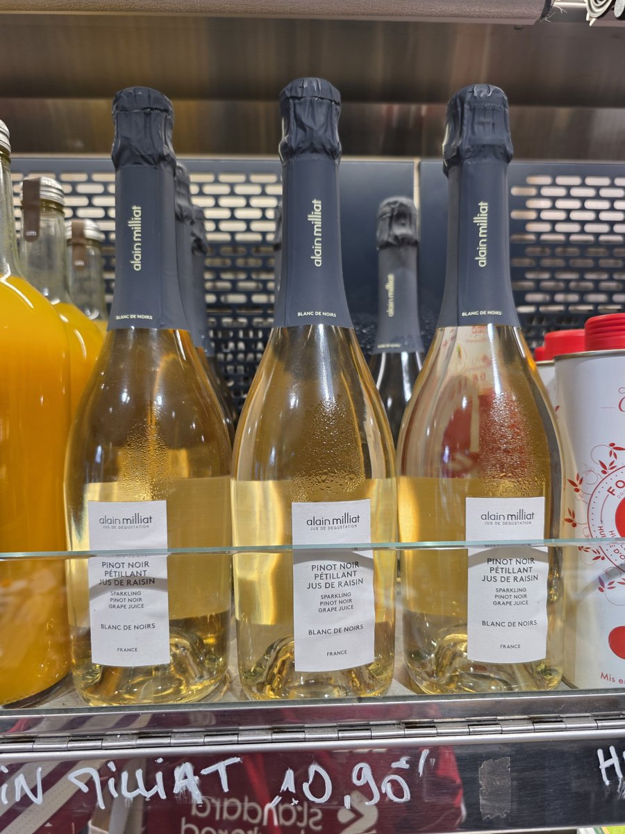 soyoso's tweet photo. เจอของดี Sparkling Pinot Noir (non-al)  ที่เสิร์ฟบน F ของ JAL ขายร้านชำข้างๆ ที่พัก ราคาดี 15Euro เอง https://t.co/iznK7l22HW