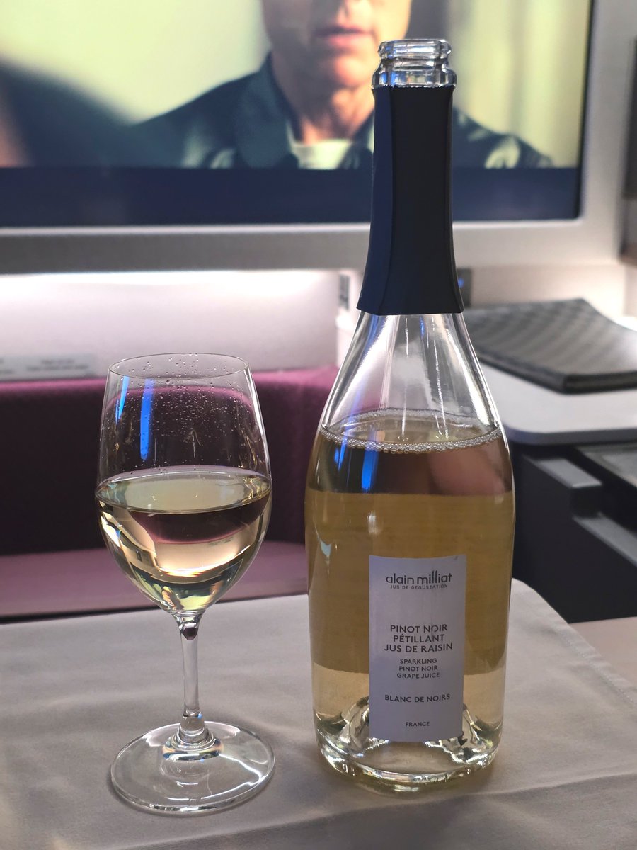 soyoso's tweet photo. เจอของดี Sparkling Pinot Noir (non-al)  ที่เสิร์ฟบน F ของ JAL ขายร้านชำข้างๆ ที่พัก ราคาดี 15Euro เอง https://t.co/iznK7l22HW