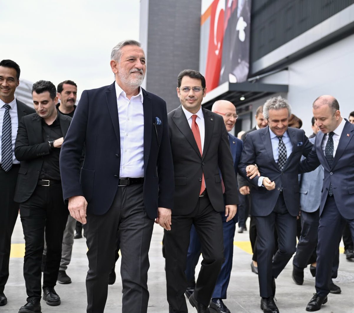 ibrahim_Burkay's tweet photo. Kentimizin köklü ve güçlü markası Özdilek’in yeni üretim tesisinin açılış törenine katıldık. Toplam 106 bin metrekare kapalı alana sahip tesis, tam kapasite çalışmaya başladığında 1.050 kişiye yeni istihdam alanı oluşturacak.

Ölçek ekonomisinin sunduğu avantajlarla üretim kapasitesinin daha verimli kullanılmasına imkân sağlayacak bu yatırımın Özdilek’in üretimdeki gücünü ve Bursa’nın tekstildeki rekabetçiliğini daha ileri taşıyacağına inanıyorum. 

Bu sene 55’inci yaşını kutlayan Özdilek Holding’in yeni yatırımının Bursa’mıza hayırlı olmasını diliyor; Özdilek Yönetim Kurulu Başkanı ve CEO’su Emir Murat Özdilek başta olmak üzere emeği geçen herkesi kutluyorum.