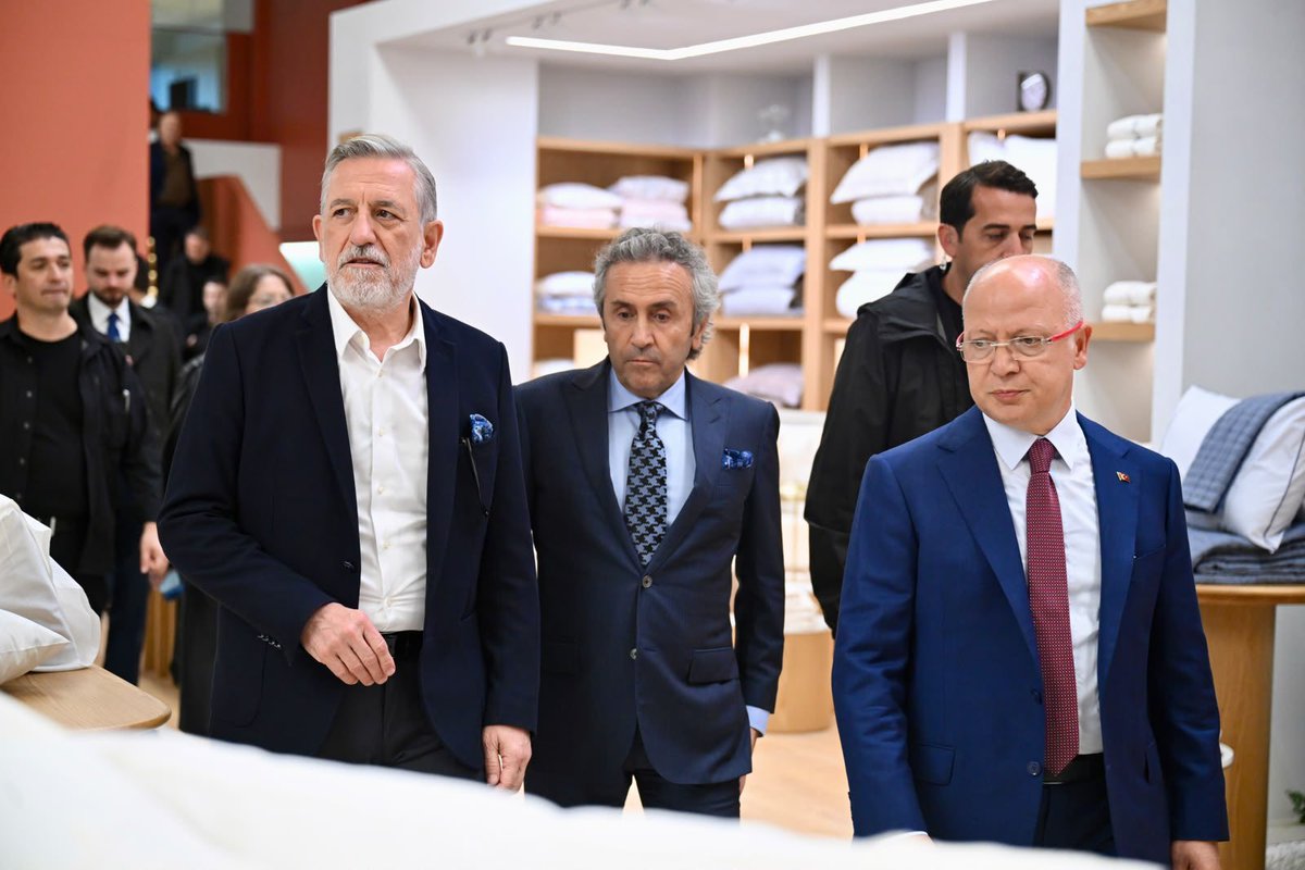 ibrahim_Burkay's tweet photo. Kentimizin köklü ve güçlü markası Özdilek’in yeni üretim tesisinin açılış törenine katıldık. Toplam 106 bin metrekare kapalı alana sahip tesis, tam kapasite çalışmaya başladığında 1.050 kişiye yeni istihdam alanı oluşturacak.

Ölçek ekonomisinin sunduğu avantajlarla üretim kapasitesinin daha verimli kullanılmasına imkân sağlayacak bu yatırımın Özdilek’in üretimdeki gücünü ve Bursa’nın tekstildeki rekabetçiliğini daha ileri taşıyacağına inanıyorum. 

Bu sene 55’inci yaşını kutlayan Özdilek Holding’in yeni yatırımının Bursa’mıza hayırlı olmasını diliyor; Özdilek Yönetim Kurulu Başkanı ve CEO’su Emir Murat Özdilek başta olmak üzere emeği geçen herkesi kutluyorum.