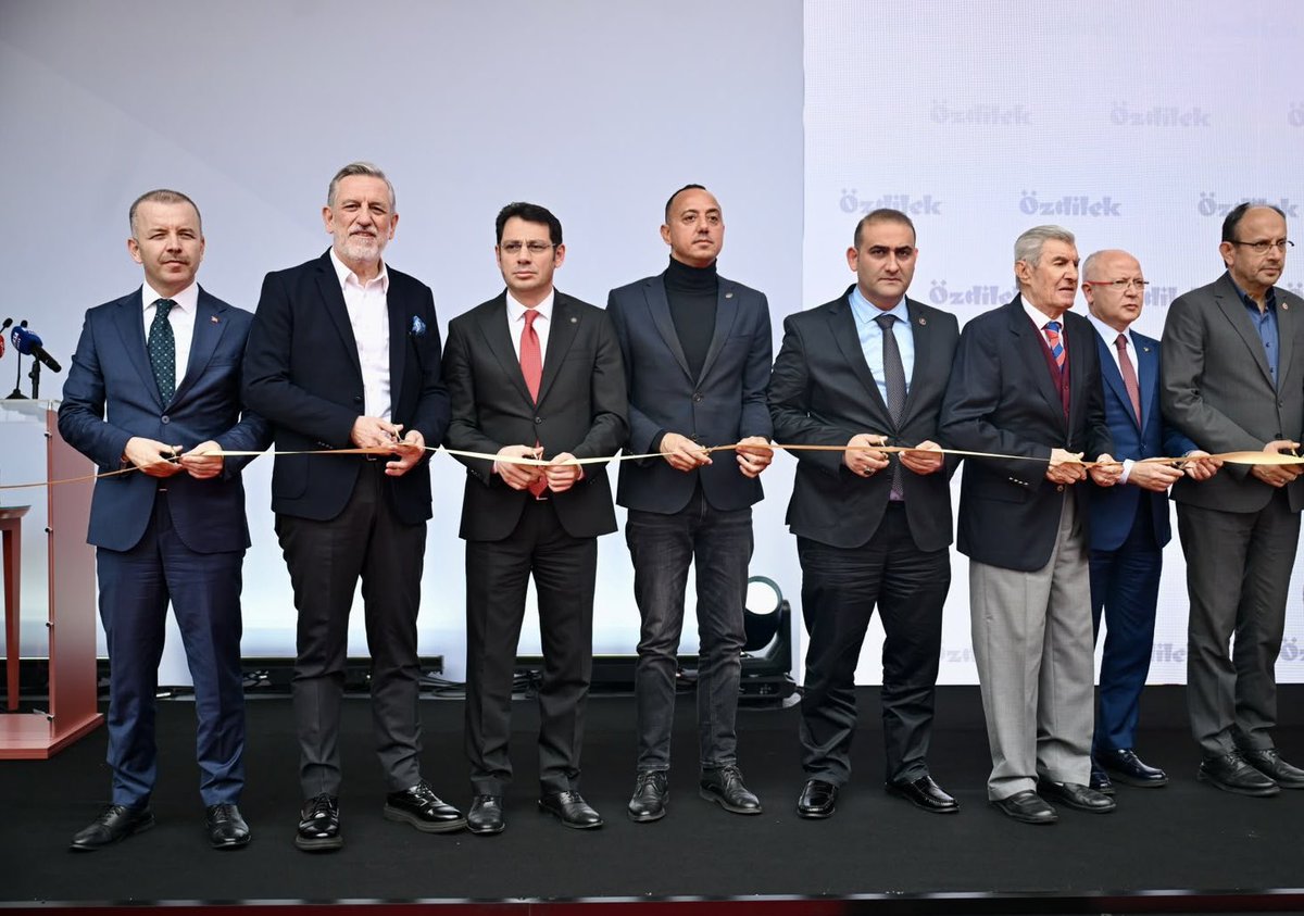 ibrahim_Burkay's tweet photo. Kentimizin köklü ve güçlü markası Özdilek’in yeni üretim tesisinin açılış törenine katıldık. Toplam 106 bin metrekare kapalı alana sahip tesis, tam kapasite çalışmaya başladığında 1.050 kişiye yeni istihdam alanı oluşturacak.

Ölçek ekonomisinin sunduğu avantajlarla üretim kapasitesinin daha verimli kullanılmasına imkân sağlayacak bu yatırımın Özdilek’in üretimdeki gücünü ve Bursa’nın tekstildeki rekabetçiliğini daha ileri taşıyacağına inanıyorum. 

Bu sene 55’inci yaşını kutlayan Özdilek Holding’in yeni yatırımının Bursa’mıza hayırlı olmasını diliyor; Özdilek Yönetim Kurulu Başkanı ve CEO’su Emir Murat Özdilek başta olmak üzere emeği geçen herkesi kutluyorum.