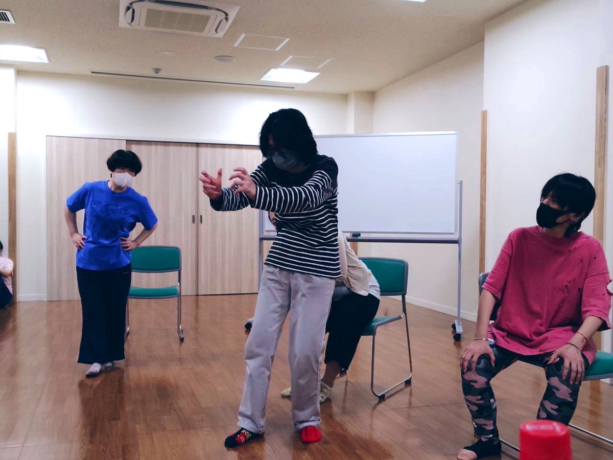 GENDANCHO's tweet photo. 稽古は登場人物が勝手に動き出す頃合いに入りまして��私はニヤニヤと興奮させて頂いております。
今回は終始大きな流れの���で、人と筋が大山小山を行くのが堪らない。
色んな事がありまして本当に申し訳なくなりますが、皆さん軽やかに煙に巻いたり巻かれたりして下さっております。
#天国と地獄 https://t.co/RGGpBqk4FR