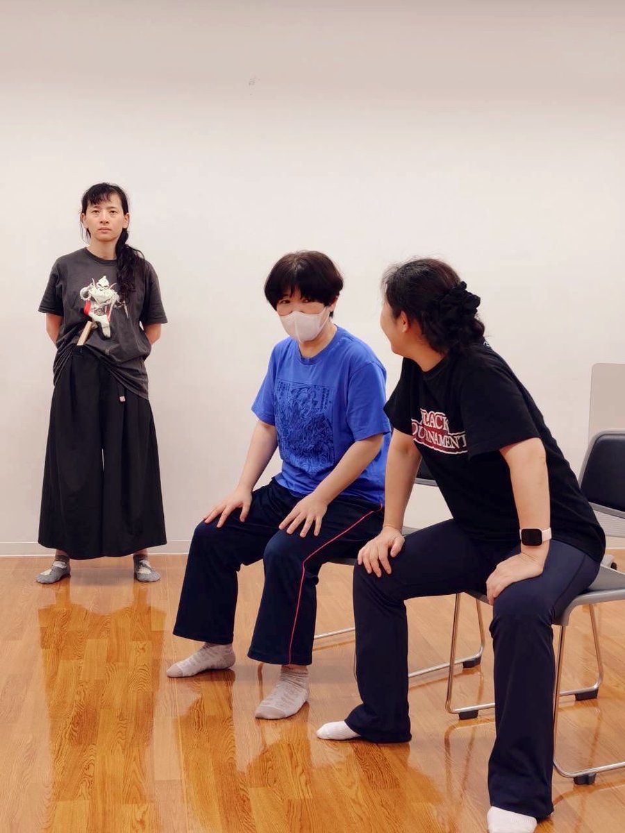 GENDANCHO's tweet photo. 稽古は登場人物が勝手に動き出す頃合いに入りまして��私はニヤニヤと興奮させて頂いております。
今回は終始大きな流れの���で、人と筋が大山小山を行くのが堪らない。
色んな事がありまして本当に申し訳なくなりますが、皆さん軽やかに煙に巻いたり巻かれたりして下さっております。
#天国と地獄 https://t.co/RGGpBqk4FR