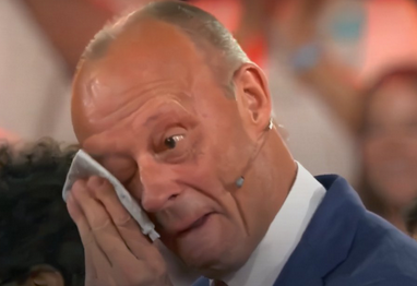 m4rgotkaesemann's tweet photo. Bei der Verleihung eines Schulpreises bricht er wieder in Tränen aus.
Bei Mord oder Gruppenvergewaltigung reichts nichtmal einen Kommentar..

Dieser Mann ist ein Psycho-Wrack.. https://t.co/87MaL5D9UZ