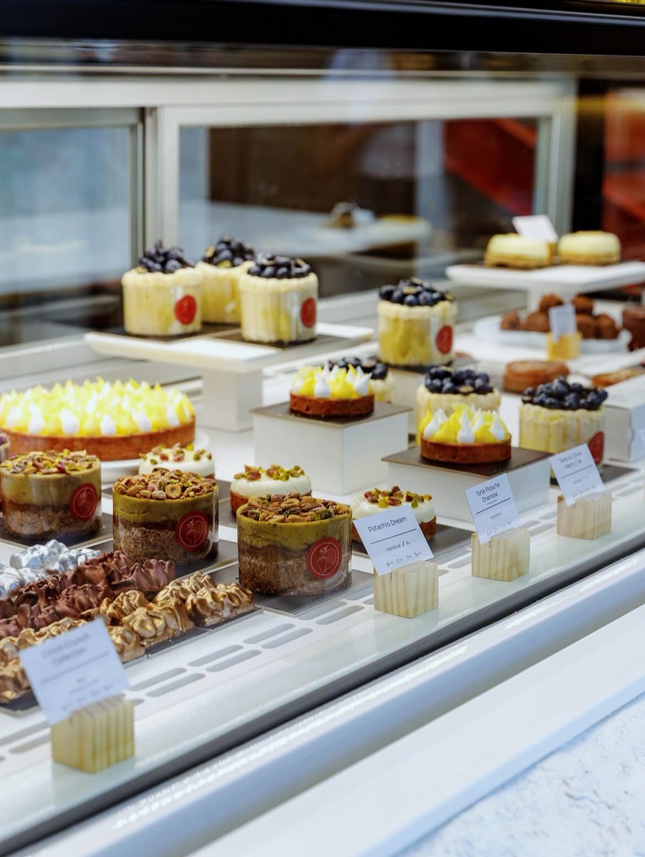 ShereeVanhws's tweet photo. SEVEL’s Barok series: refined craftsmanship meets timeless design. Sleek aesthetics and high-performance refrigeration present every pastry at its finest, bringing elegance, clarity, and reliability to boutiques and grand hotels alike. https://t.co/30L4Ky1GBx