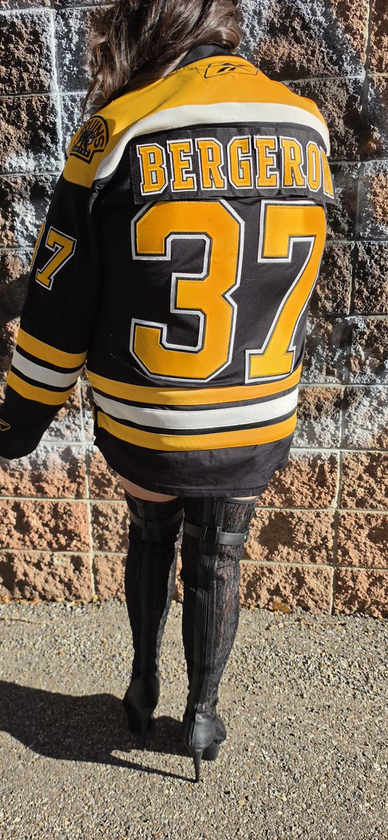 MsRavenLuxx's tweet photo. LETS GO BRUINS!!!! https://t.co/DQqHoSR3kb