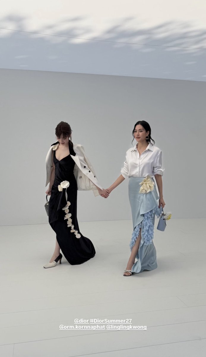 LinglingMyanmar's tweet photo. Love the way Lingling Kwong and Dior make such a natural fashion energy for this PFW show day. Honestly.

LINGORM BA DIOR AT PFW                                                          #DiorSummer27xLingOrm
#LinglingKwong #Dior https://t.co/aWlDtMbq9R