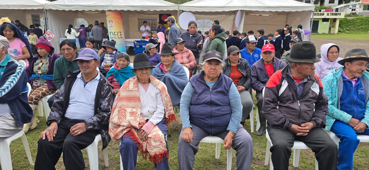 SRIoficialEc's tweet photo. #SRIenTungurahua

La #BrigadaMóvilSRI visitó la parroquia El Triunfo, en la provincia de Tungurahua, donde entregamos: atención personalizada en trámites de RUC, recuperación de claves y asesoría sobre beneficios tributarios. https://t.co/Uwd05h9Hsy