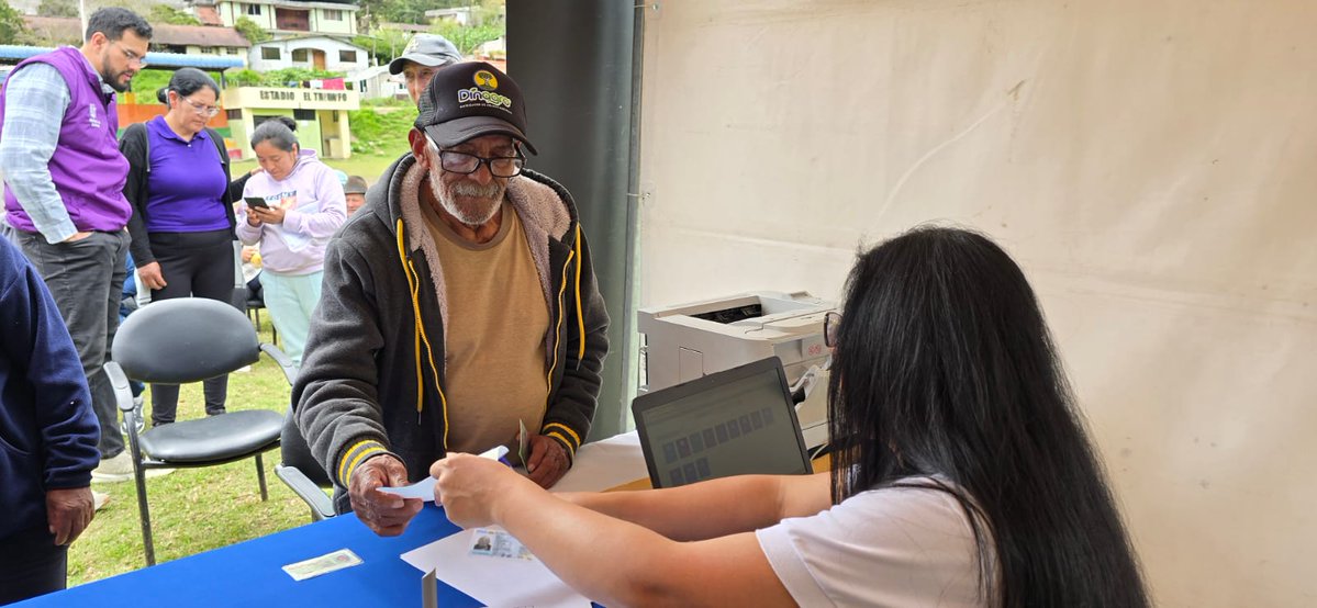 SRIoficialEc's tweet photo. #SRIenTungurahua

La #BrigadaMóvilSRI visitó la parroquia El Triunfo, en la provincia de Tungurahua, donde entregamos: atención personalizada en trámites de RUC, recuperación de claves y asesoría sobre beneficios tributarios. https://t.co/Uwd05h9Hsy