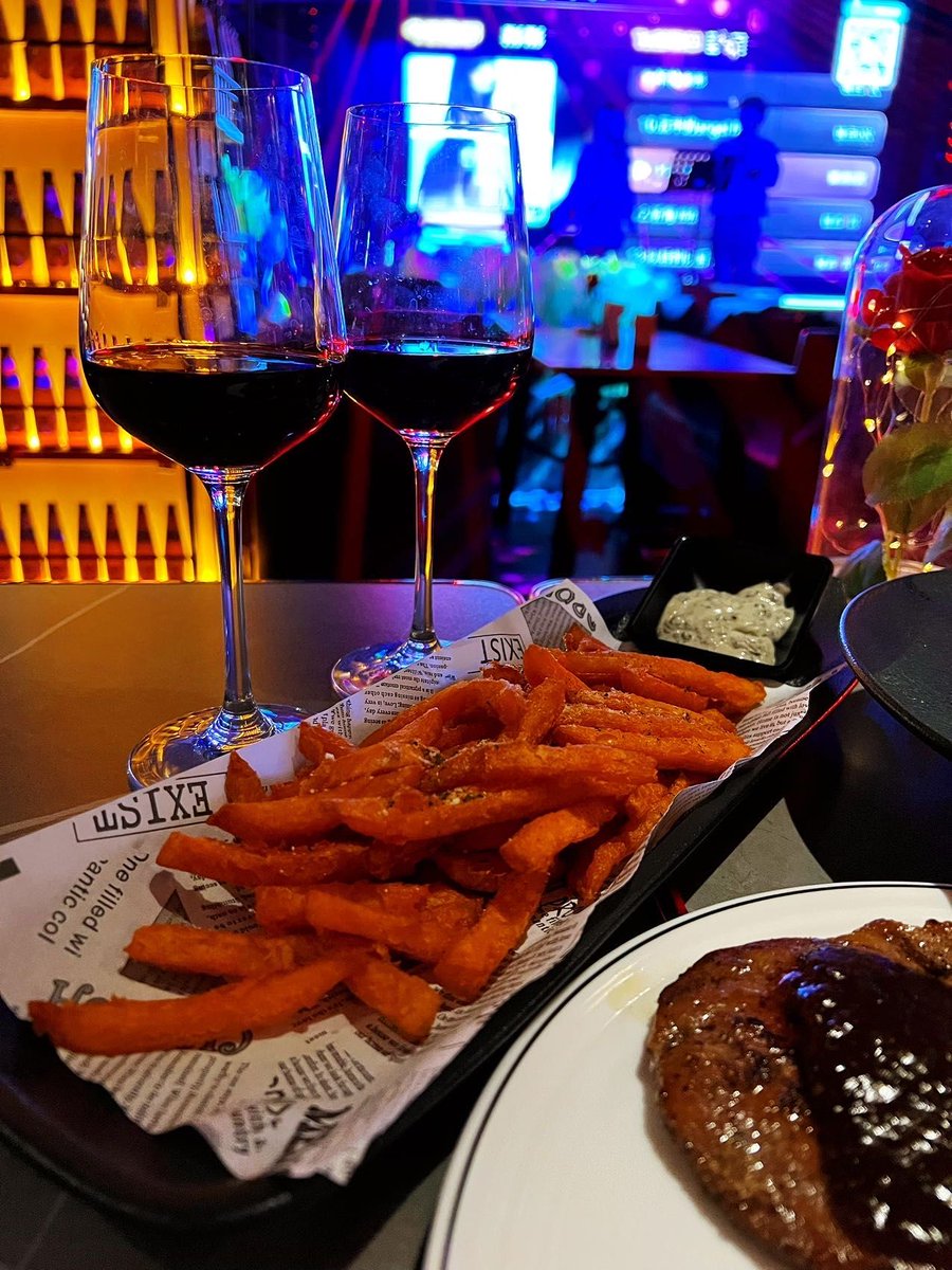Miramilwar3svz's tweet photo. Sumérgete en una noche de arte vivo con creaciones locales, degustaciones de vinos y charlas inspiradoras. Ven y crea recuerdos coloridos! https://t.co/Ma70Jrc3Xb