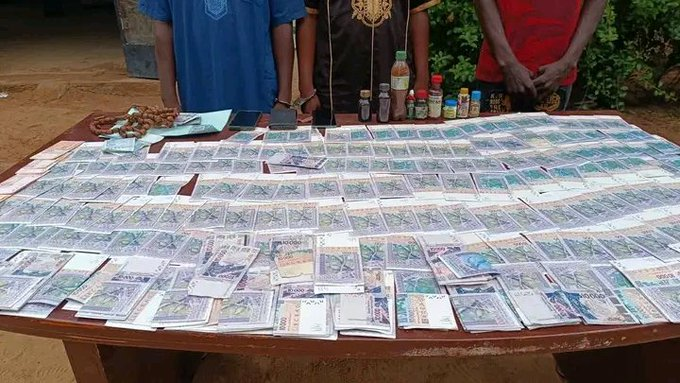 SoleilduNiger's tweet photo. Le Service Interrégional de la Police Judiciaire de Zinder au #Niger a démantelé un réseau criminel spécialisé dans la détention et la circulation de faux billets. Trois individus ont été interpellés lors de cette opération de sécurisation. https://t.co/LEyFIBfKBK