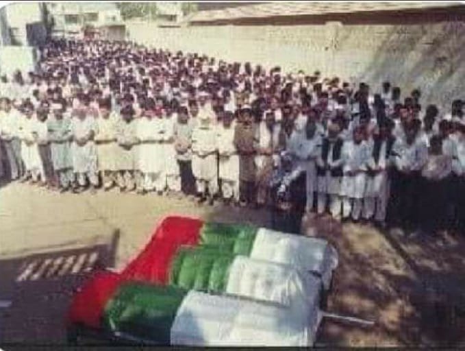 MQMFLORIDA1's tweet photo. #سانحہ_حیدرآباد_30ستمبر
30 ستمبر 1988 کے حیدرآباد سانحہ کے شہداء کو سلام وہ معصوم جانیں جو درندگی کی نذر ہوئیں آج بھی یاد ہیں۔ قاتلوں کی رہائی اور انصاف کا دفن ہونا ایک ایسا زخم ہے جو کبھی نہیں بھرے گا۔ اس ظلم پر پردہ ڈالنے اور پیپلز پارٹی کے کردار کو کبھی فراموش نہیں کیا جا سکتا https://t.co/e1pKI8AnL1
