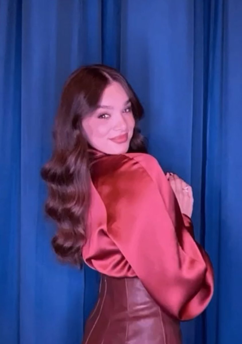 archiveshailees's tweet photo. HAILEE STEINFELD. https://t.co/Qf32e1q6TR
