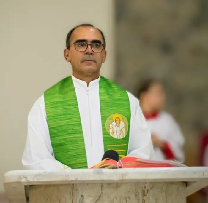 forumbunklr's tweet photo. 🚨 GRAVÍSSIMO: Padre que declarou voto em Lula foi encontrado M*RTO após relatos de supostas ameaças de apoiadores de Bolsonaro, durante a campanha de 2022.

Às vésperas de mais uma eleição, fica o alerta: divergências políticas fazem parte da democracia. Intimidação e violência, JAMAIS!