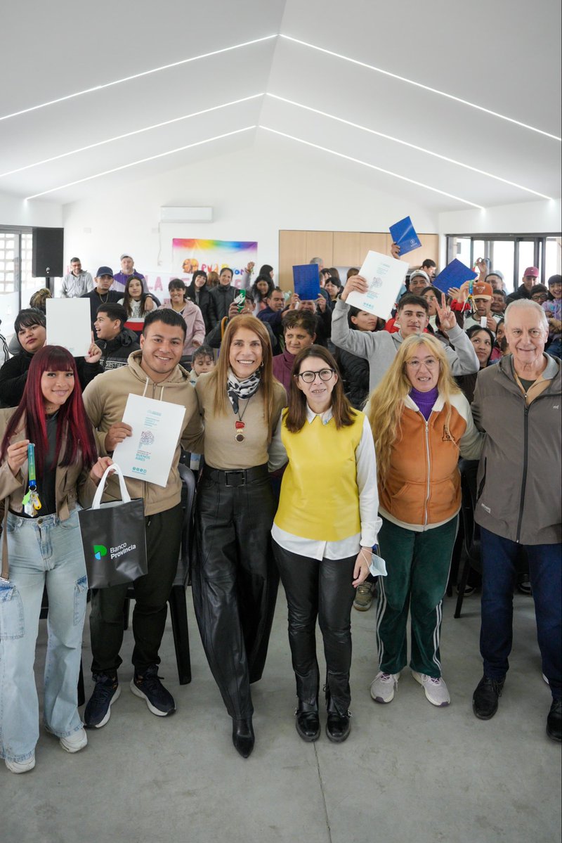 magdysierra's tweet photo. 🏠 | Hoy empieza una nueva vida para ocho familias de Isla Maciel y seis familias de Villa Tranquila, que cumplen el sueño de la casa propia.

Hicimos entrega de ellas junto con la Ministra de Hábitat, @sbatakis. Estos hogares son el resultado del trabajo conjunto entre la Provincia y el Municipio.

Urbanizar nuestros barrios no es sencillo pero en Avellaneda creemos que todos y todas tenemos derecho a vivir mejor, con calles, servicios y obras que transformen la vida cotidiana.

Por eso, además de las viviendas, continuamos avanzando con la apertura de calles y con el proyecto del gran Desagüe de la calle D, una obra que va a cambiar para siempre la realidad de nuestros barrios.

Avellaneda se transforma entre todos y todas. Y vamos a seguir trabajando para que cada familia pueda vivir mejor 🫶🏼