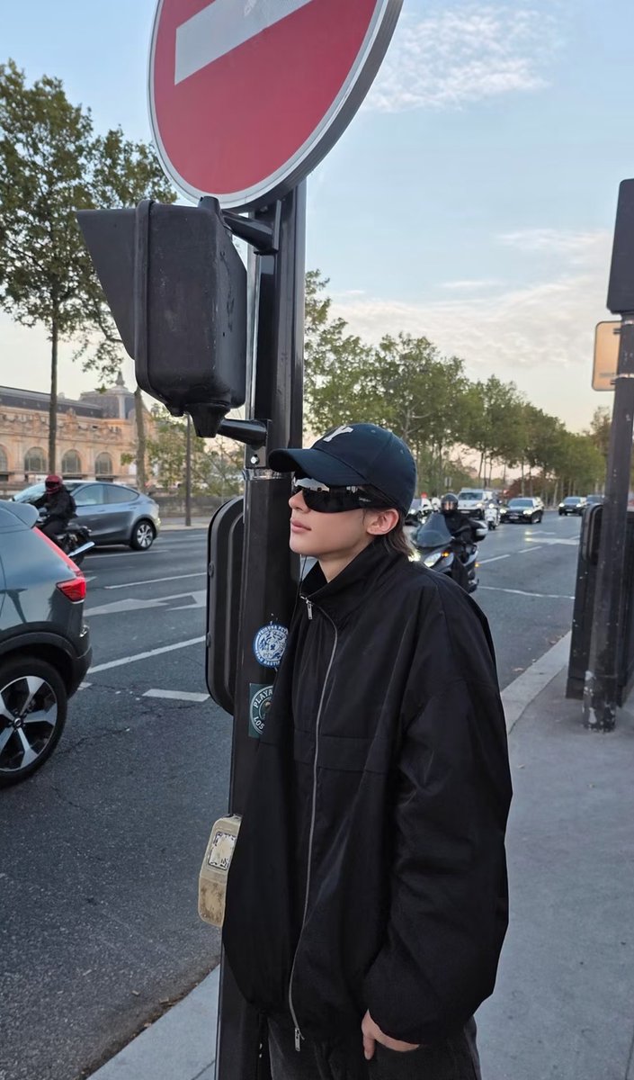 PP_ForMknAt's tweet photo. SAINT LAURENT coat king Anton. 

ANTON TO SAINT LAURENT PFW #ANTONxSaintLaurentSS27 #ANTONxSaintLaurent #생로랑앤톤 @YSL https://t.co/oBtHndPBV5