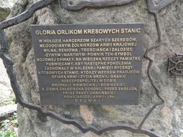 AnitaSchelde's tweet photo. Ukraińskie media :
"Na Wołyniu chodziło o walki UPA z Armią Krajową.
UPA sprzeciwiała się AK w warunkach walki partyzanckiej"

Szukam kto w Polsce w sposób merytoryczny sprostował te KŁAMSTWA...i nie mogę znaleźć.
Jako Naród...upadliśmy już prawie na samo DNO.
Skoro obrona prawdy historycznej i pamięci o Ofiarach i sprawcach GENOCIDUM ATROX...spoczywa na barkach jednej wiejskiej nauczycielki 🤦🏻‍♀️🤦🏻‍♀️🤦🏻‍♀️.

W latach 1943-44, Polskie Społeczeństwo na Podolu i Wołyniu to :
- starcy
- "podlotki" (mężczyźni "podlatujący" pod 60)
- kobiety, dzieci, młodzież i harcerze.
I to na tych ostatnich opierała się jedyna NADZIEJA przed banderowską dziczą.
Harcerze często odkopywali po lasach broń ukrytą przez Wojsko Polskie we wrześniu 1939 r. Było to zadanie śmiertelnie NIEBEZPIECZNE, gdyż lasy były przeczesywane przez Niemców i policję ukraińską poszukującą Żydów... którym nasi Harcerze przy okazji dostarczali żywność (nie ma za co !).
NAJSŁYNNIEJSZĄ Bitwą jaką stoczyli Harcerze z "Szarych Szeregów" był Bój pod Panasówką 15 XI 1944 r. Podczas którego Polska Młodzież rozbiła banderowskie sotnie "Mecza", "Sokoła" i "Dunaja". Ta zwycięska Bitwa OCALIŁA przez GENOCIDUM ATROX ponad 20 000 Polaków z miasteczka Załoźce i okolicznych wsi.

Przed Bitwą, doszło do zbrodni która w najbardziej przejmujący sposób ilustruje : dlaczego Polska nazywana jest Chrystusem Narodów.
W Zagórzu tuż przed wymarszem do Panasówki "Orlików”, "Sokoląt" i "Krogulców", banderowcy pojmali
 druha - zwiadowcę Władysława Gaździckiego ps. ,,Puchacz”. Znał on dobrze okolicę, władał bezbłędnie językiem ukraińskim.  Oprawcy rozebrali „„Puchacza” do naga i wtedy znaleźli szkaplerz - znak polskości. I wtedy  bez wahania skazali dzieciaka na Męczeńską Śmierć. Owinęli go szczelnie kolczastym drutem niby snop
słomy i tak zdrutowanego rzucili nago na rozmokłą ziemię przesiąkniętą pomyjami i gnojówką. Kopiąc go niemiłosiernie toczono jak kłodę drzewa po tej cuchnącej mazi a szpile drutu wbijały się w ciało ofiary jak kolce korony cierniowej w głowę i twarz Chrystusa. 
„Puchacz”, jak to później zeznali świadkowie, odmawiał głośno „Pod Twoją obronę uciekamy się, święta Boża
Rodzicielko...” Droga banderowskiej hańby znaczona była obficie krwią polskiego chłopca aż do głębokiego rowu, który był „okopiskiem”, czyli miejscem wyrzucanej przez ludzi wioski wszelkiej padliny, ścierwa zdechłych kotów i psów. Tu, miejscowa czerń asystująca zbirom z UPA, zatłukła druha „Puchacza” kołkami wyrwanymi z płotu.

To pierwsza z naszych lekcji poświęconych Harcerzom "Szarych Szeregów" którzy polegli za Ojczyznę walcząc przeciw UPA.
Na zdjęciu Pomnik "Gloria Orlikom Kresowych Stanic".

Kochani...czy nastąpiła jakaś awaria naszej kawiarki ???
Bo widzę, że dzisiaj omijana jest szerokim łukiem.
https://t.co/uYX0ELCMFj