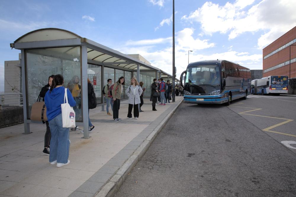 FOROAsturias's tweet photo. 🚌@AdrianPumares alerta de los continuos retrasos en el transporte universitario y exige al Gobierno de Barbón un servicio puntual y fiable.

🎓Estudiantes denuncian demoras de más de 20 y 30 minutos en la línea GO1 Gijón-Oviedo.

🗣️“No pueden llegar tarde a clase porque el servicio no cumple sus horarios”.

ℹ️ Toda la información 👇
https://t.co/VrghzuUlSc