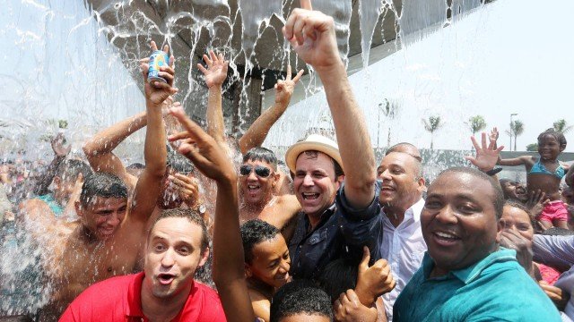 rodrigoluisvelo's tweet photo. Diferente de muitos, eu não vou votar no Eduardo Paes só porque o adversário dele é um criminoso que presidiu a ALERJ durante uma sucessão de escândalos de corrupção envolvendo até o crime organizado. Eu vou votar no Eduardo Paes porque acredito que ele fez, mesmo, uma boa gestão. Acredito que o Secretário de Cultura, Lucas Padilha, fez um ótimo trabalho com a Semana de Arte do Rio em aparelhos históricos da cidade que estiveram subutilizados e ajudando a revitalizar o centro com promoção de eventos culturais. Essa é uma visão moderna de cultura articulada com outros objetivos sociais. Acredito que Daniel Soranz, um especialista da Fiocruz, fez um bem enorme para cidade introduzindo a Estratégia de Saúde da Família, que preconiza a saúde com visitas domiciliares e diagnósticos precoces para aumentar as chances de recuperação dos pacientes e descongestionar os hospitais com alta complexidade. Acredito que Maina Celidonio avançou enormemente contra a máfia dos transportes tirando do Cartel a bilhetagem dos ônibus e municipalizando linhas de ônibus superlotadas e muito problemáticas. Acredito que Joyce Trindade fez um trabalho extraordinário indo além da mera denúncia de preconceito com as Mulheres e organizando uma Secretaria para serviços práticos e que melhoram a vida de chefes de família quanto ao que é mais importante. Os projetos do Porto Maravilha e o Reviver Centro, conduzidos por Gustavo Guerrante, não apenas criaram mais interesse pelo centro da capital e novos investimentos como também alavancaram a autoestima dos moradores e o senso de pertencimento que nós temos com a cidade. 

Eu, diferente de muitos, vou votar porque tenho uma avaliação positiva do que a Prefeitura do Rio fez e conseguiu avançar. Avaliação que é oposta ao trabalho da ALERJ e da barbaridade que foi feita no Governo do Estado.