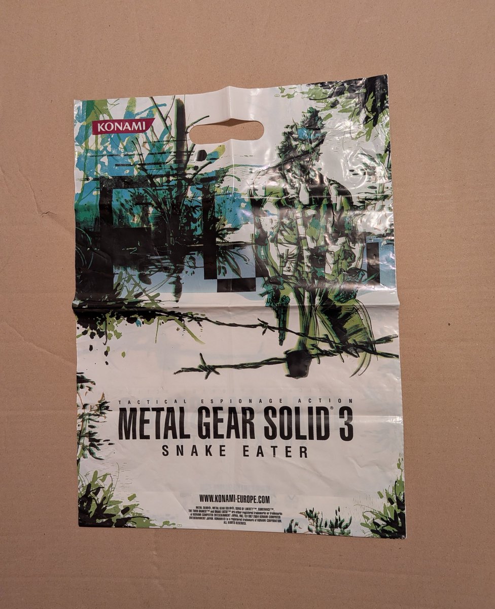 julienL56's tweet photo. Mise à jour de ma collection :
-Metal Gear Solid 3 snake eater sac promo press kit
#メタルギアソリッド
#MetalGearSolid
#hideokojima
#Shinkawa
#PlayStation
#Konami https://t.co/THDYJ74bgx