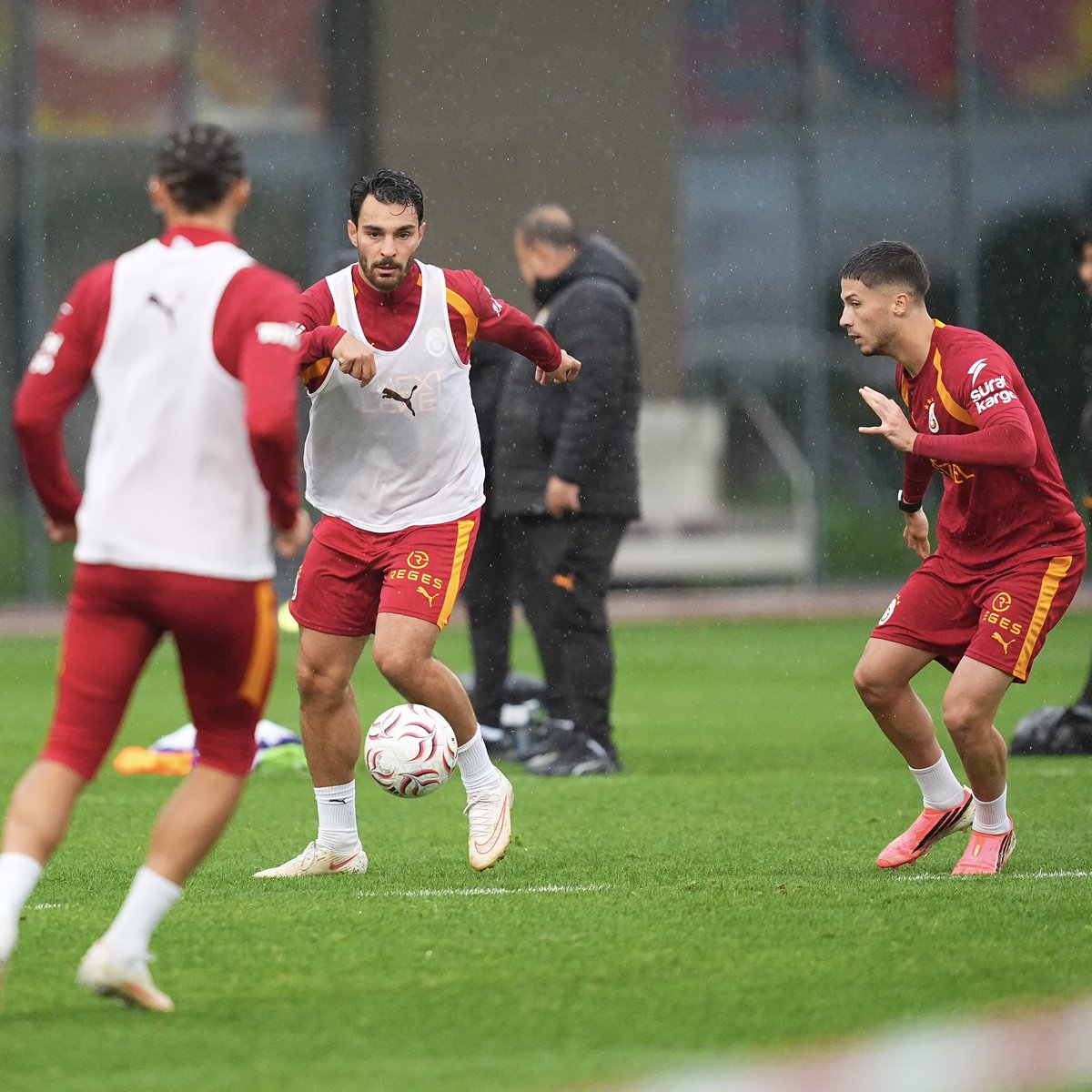 GalatasaraySK's tweet photo. 📸 Akşam antrenmanımızdan kareler. #GSvKAS https://t.co/5fvEpB6itG
