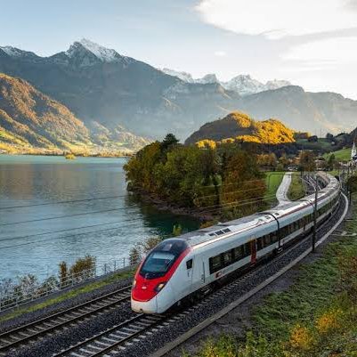 MrLotario's tweet photo. Amílcar se debe sentir fatal. El choque cultural que debe estar enfrentando un chairo como él en Suiza ha de ser devastador. Todo naco el wey, viendo trenes de primera y recordando las chingaderas de trenes que hizo en México. No dudaría que hasta contemple aventarse a las vías. https://t.co/vCyLqrYwVY